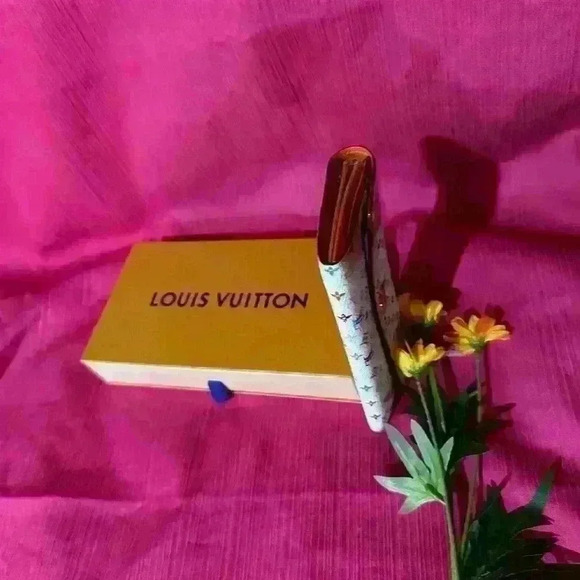 🔥 🌹 Vuitton Multicolor Sarah wallet  🌹 🔥 - Picture 2 of 6